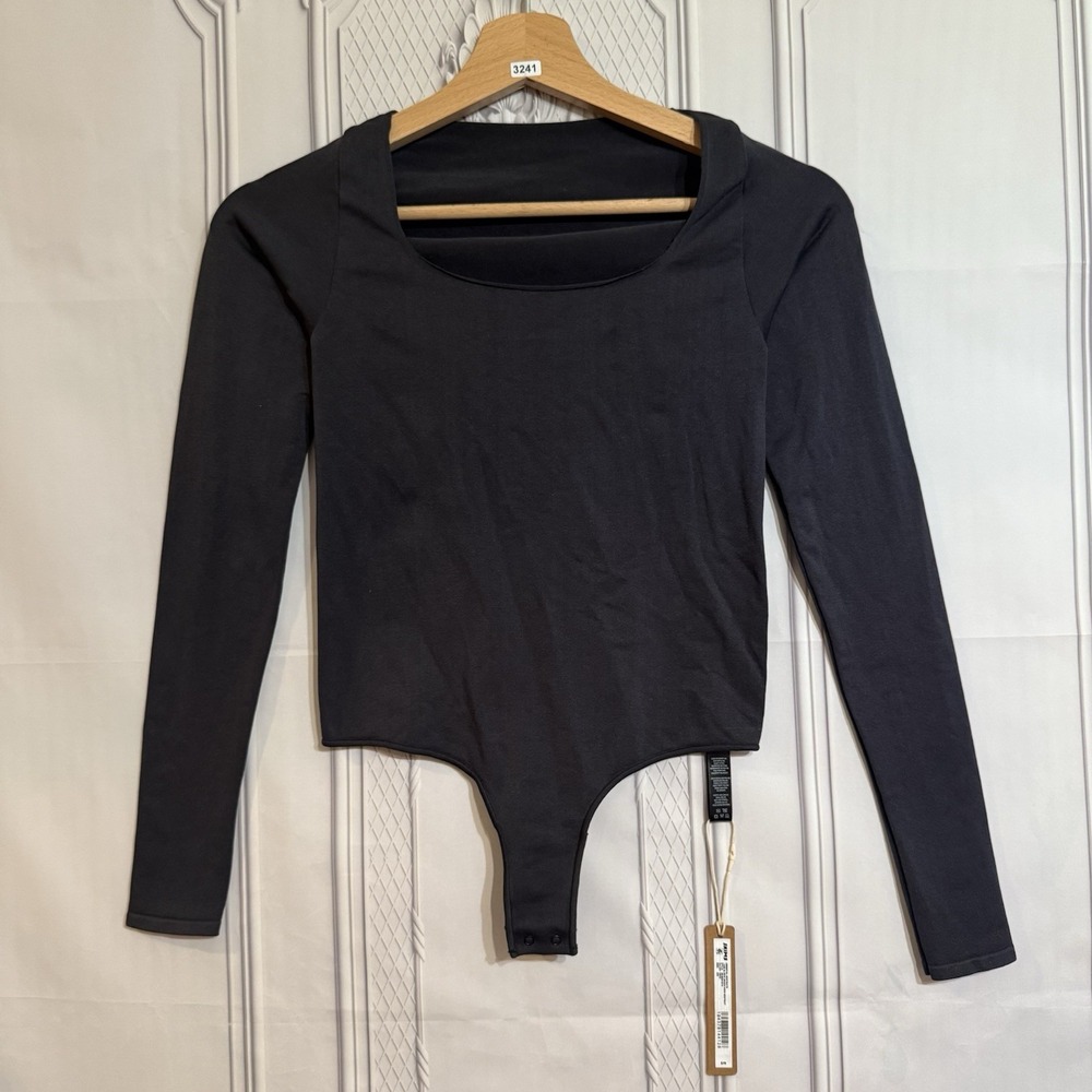 SKIMS Essential Bodysuit Long Sleeve Scoop Neck Bodysuit Size S/M NWT $78